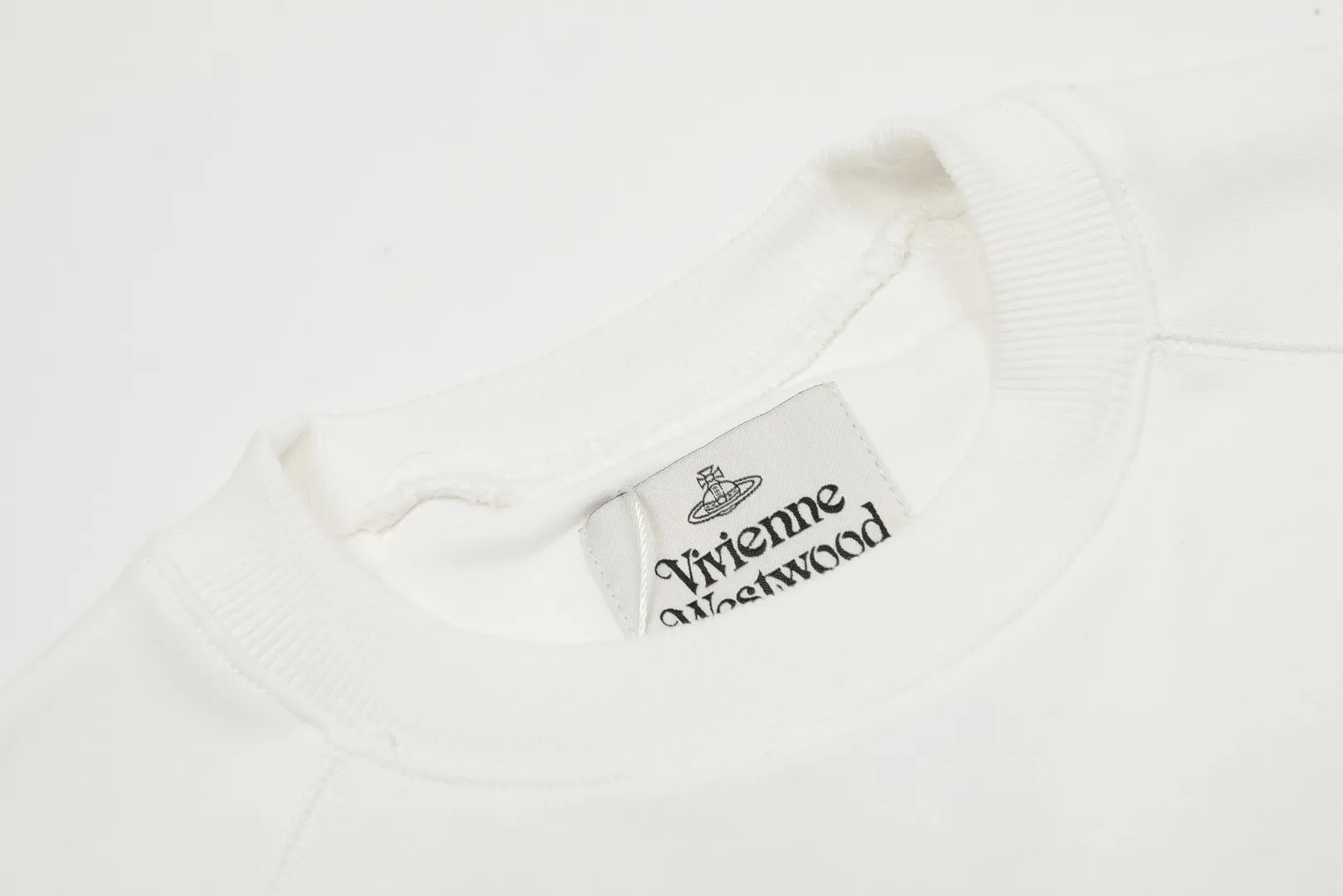 VIVI70# "Exclusive hot style" vivienne west wood West Queen Vivienne Saturn classic winning round neck sweatshirt 2024 top hot style No need to say more, directly open the details YB mold opening Correct overlock neckline details ⚠️The authentic product is the overlock threaded collar without a collar strip. Our family only makes the right version. We are careful to make sure that the first release of the Queen Mother on the whole network is correct. The full range of correct accessories and every detail is completely restored. Straight up to full Size: XS-L